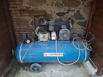 Compressore C.I.S. da 300 Lt. con accessori.