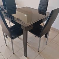 Tavolo  allungabile in vetro nero con 4 sedie