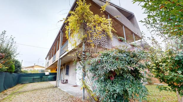 PORZIONE DI CASA CON GIARDINO E GARAGE