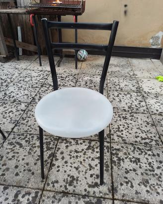 Sedie in ferro con seduta il plastica