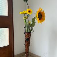 Vaso con girasoli finti