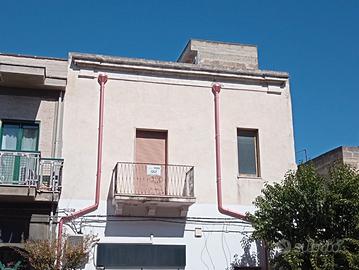 Casa d'epoca in zona centrale con terrazzino