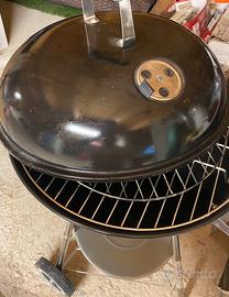 Barbecue a carbonella tre piedi