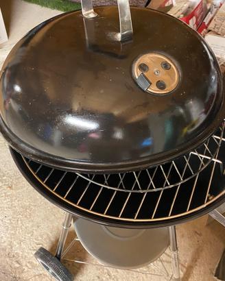 Barbecue a carbonella tre piedi