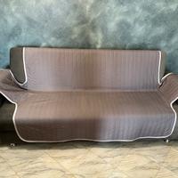 Divano letto grigio con ampio contenitore