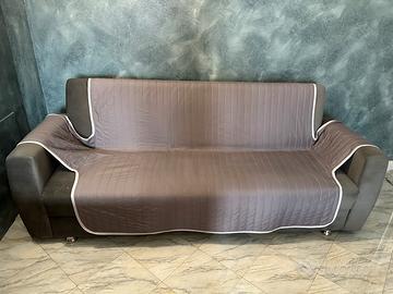 Divano letto grigio con ampio contenitore