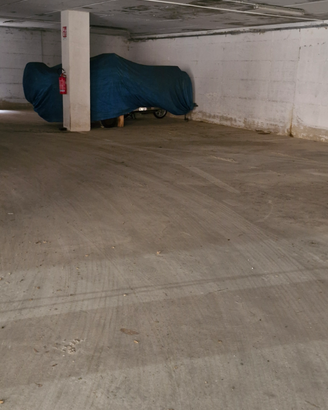 Box e Posti auto-piccola barca in garage coperto