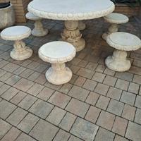 Tavolo da giardino in pietra