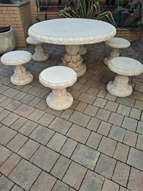 Tavolo da giardino in pietra