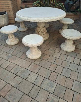 Tavolo da giardino in pietra