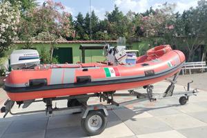 Gommone con motore e carrello