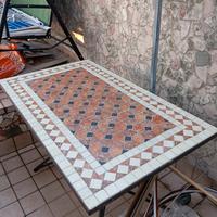 tavolo da esterno con mosaico