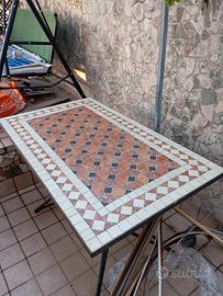tavolo da esterno con mosaico