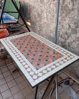 tavolo da esterno con mosaico
