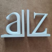 Ferma libri a forma di lettere