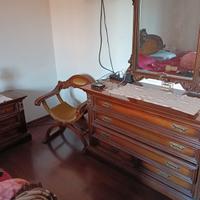 comò specchiera comodini e sedia