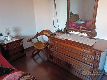 comò specchiera comodini e sedia