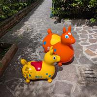 coppia di cavalcabili gonfiabili 