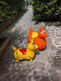 coppia di cavalcabili gonfiabili 