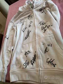 Felpa firmata dai giocatori del napoli basket