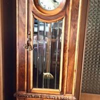 Orologio a colonna a pendolo antico