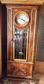 Orologio a colonna a pendolo antico