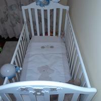 lettino in legno completo di materasso e giostrina