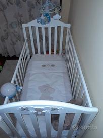 lettino in legno completo di materasso e giostrina