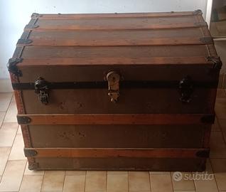 Antico baule in legno vintage