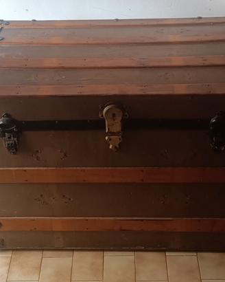 Antico baule in legno vintage