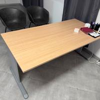 Scrivania da ufficio e armadietto