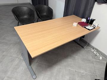 Scrivania da ufficio e armadietto