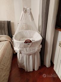 Culla in  vimini con ruote