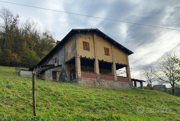 Cascina panoramica con stalla e terreno