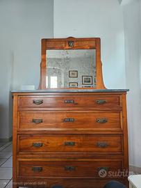 Cassettiera antica in legno con decorazioni