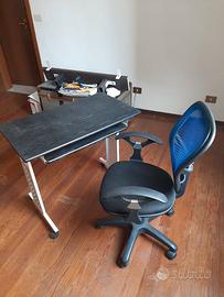 Scrivania e poltrona computer
