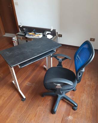 Scrivania e poltrona computer