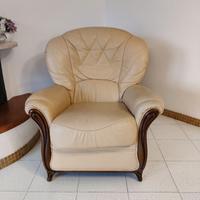 divano e due poltrone in pelle stile classico