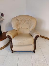 divano e due poltrone in pelle stile classico