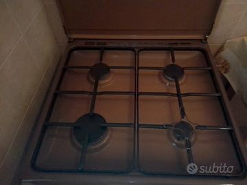 Cucina a gas con 4 fornelli 