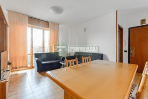 TRE LOCALI ALL'ULTIMO PIANO CON BOX