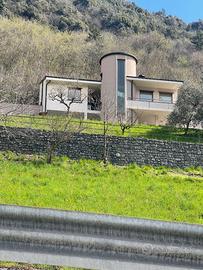 Villa co 2000 mq di giardino privato