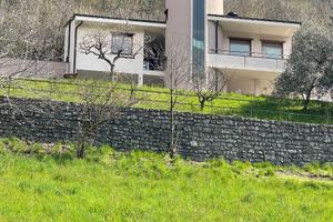 Villa co 2000 mq di giardino privato