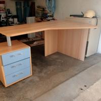 Scrivania angolare con cassettiera