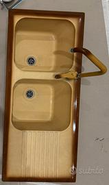 Lavello 2 vasche  con  rubinetto