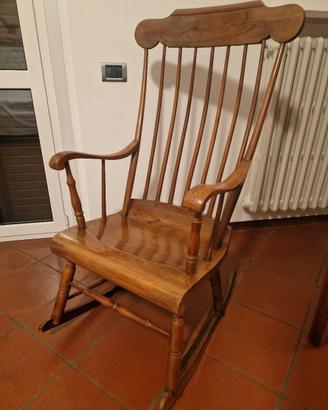 sedia dondolo vintage in noce