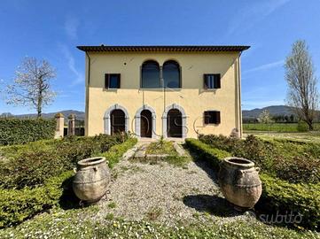 Rustico / Casale di 540 m² con più di 5 locali e p