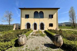 Rustico / Casale di 540 m² con più di 5 locali e p