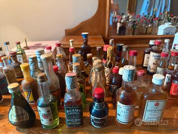 36 bottiglie mignon di liquore da collezione
