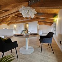 Attico con terrazza riscaldata e due posti auto